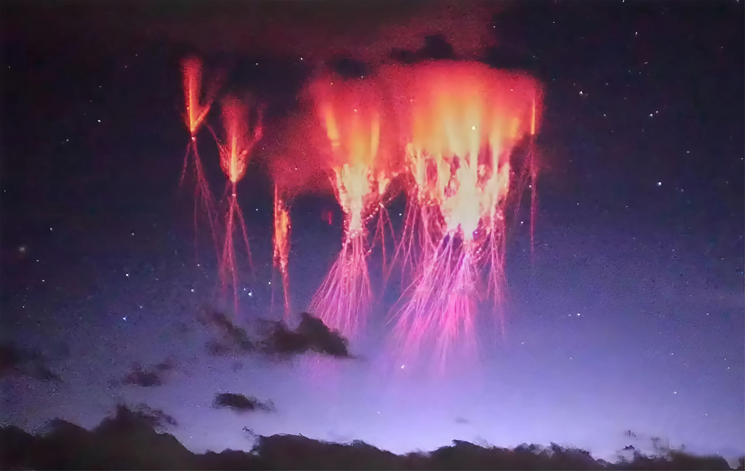 “Relâmpago” vermelho raro acima das nuvens é visto na China