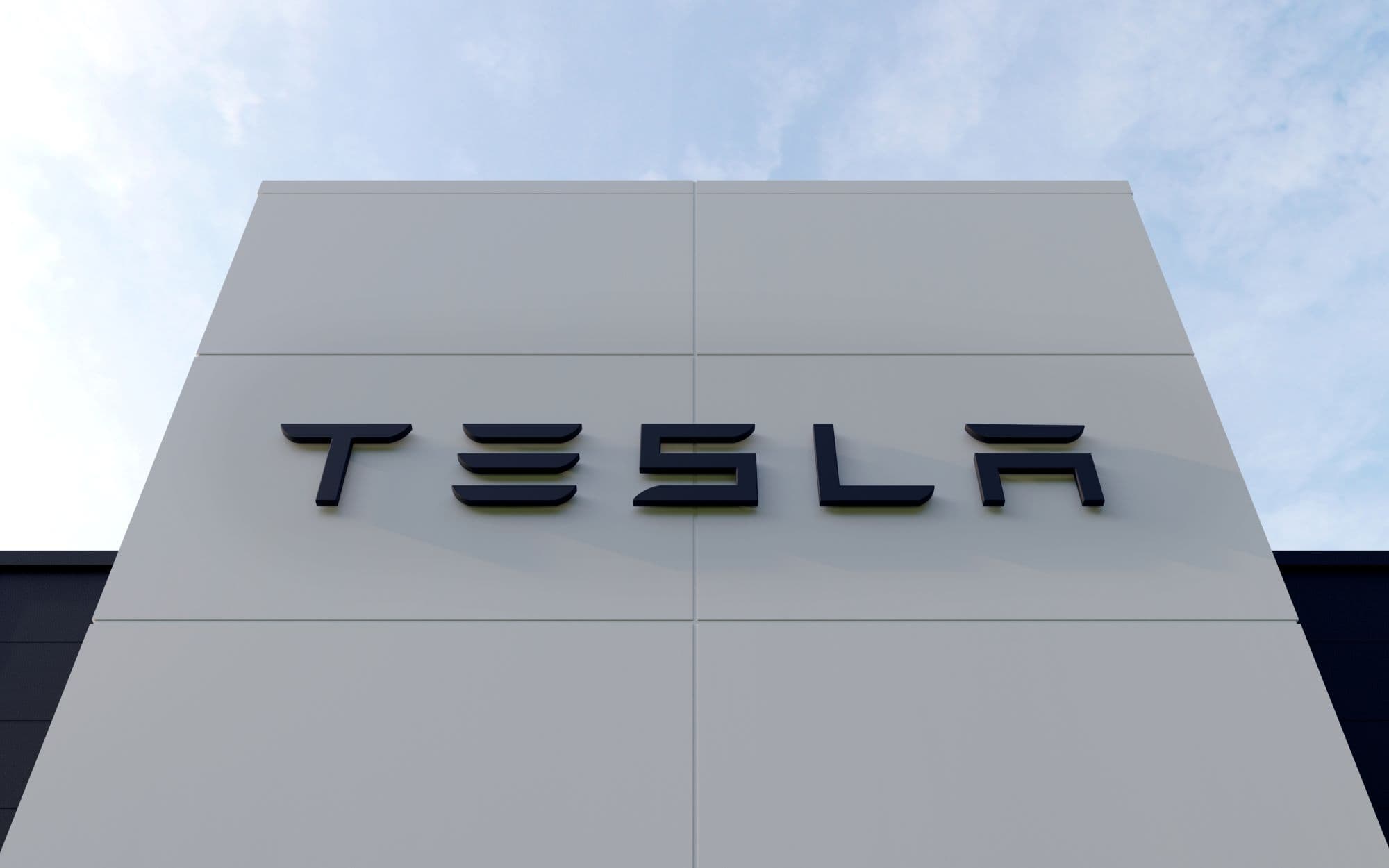 Tesla lança robotáxi com monitor humano a bordo — por enquanto