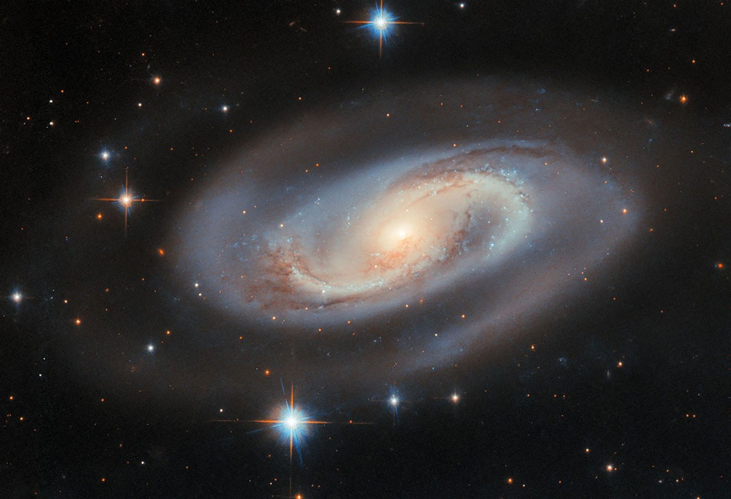 Hubble descobre buraco negro supermassivo distante