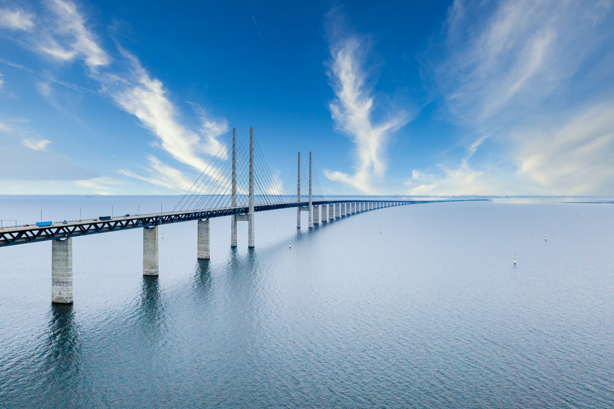Conheça a ponte que some no mar unindo dois países